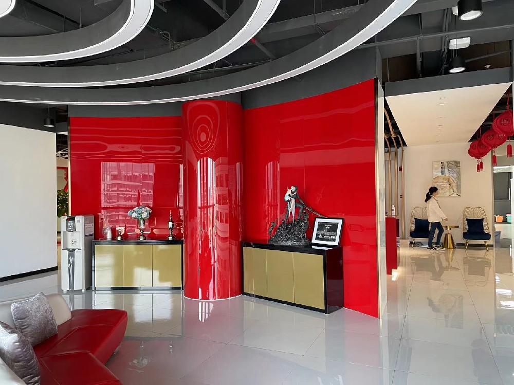 辦公室前臺(tái)設(shè)計(jì)應(yīng)該體現(xiàn)公司的形象和文化，與公司的品牌風(fēng)格相一致